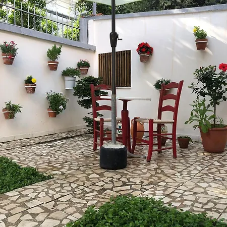 Ramo's Charming 2-bedroom With Sunlit Veranda - 3rd Apartment