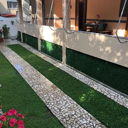 Apartmán Ramo's Charming 2-bedroom With Sunlit Veranda - 3rd Vlorë
