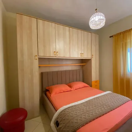 Apartmán Ramo's Charming 2-bedroom With Sunlit Veranda - 3rd Vlorë