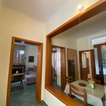 Ramo's Charming 2-bedroom With Sunlit Veranda - 3rd