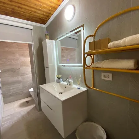 Ramo's Charming 2-bedroom With Sunlit Veranda - 3rd * Vlorë