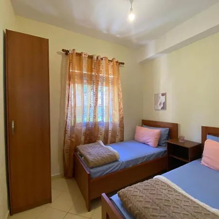 Apartmán Ramo's Charming 2-bedroom With Sunlit Veranda - 3rd Vlorë