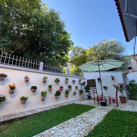 Ramo's Charming 2-bedroom With Sunlit Veranda - 3rd Apartmán