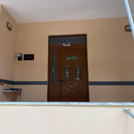 Ramo's Charming 2-bedroom With Sunlit Veranda - 3rd Vlorë